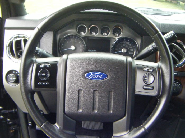 2015 Ford F-250 Lariat Super Duty 4x4 - Image 9