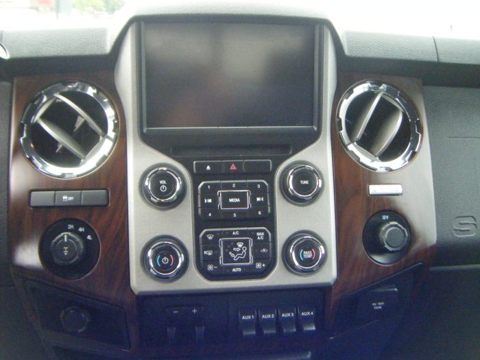2015 Ford F-250 Lariat Super Duty 4x4 - Image 10