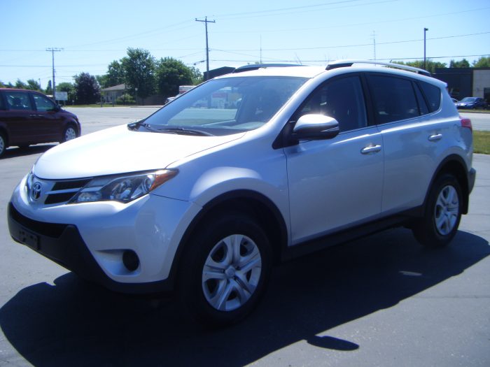 2015 Toyota Rav4 LE - Image 1